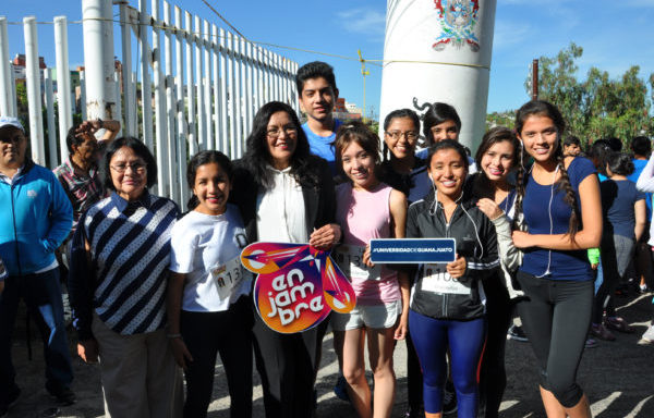 Universitarios participan en la Segunda Carrera Atlética de la ENMS Guanajuato