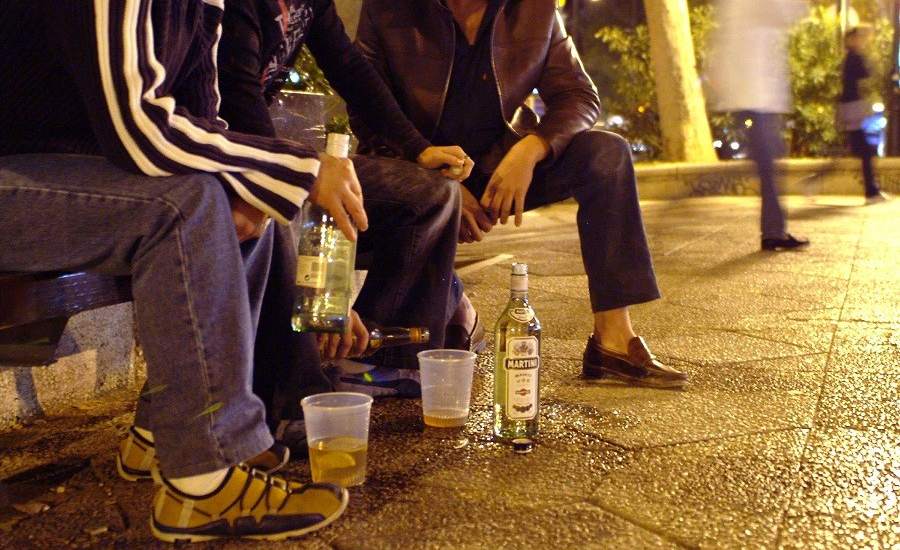 No se permitirá ningún consumo de bebida alcohólica en espacios públicos