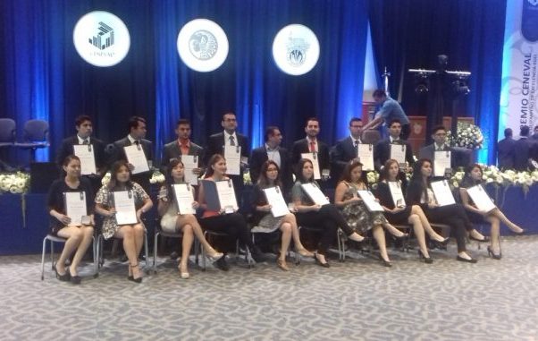 Reciben 30 egresados UG el Premio Ceneval a la excelencia académica en México