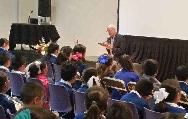 Fascina Francisco Hinojosa en su encuentro con lectores en la BCEG