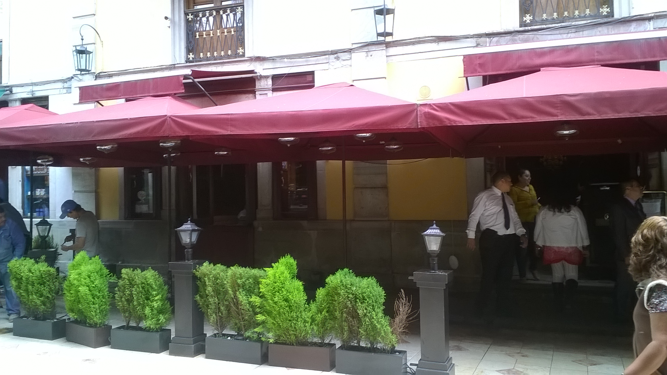 Se aceptarán toldos retractiles siempre y cuando no estén adosados