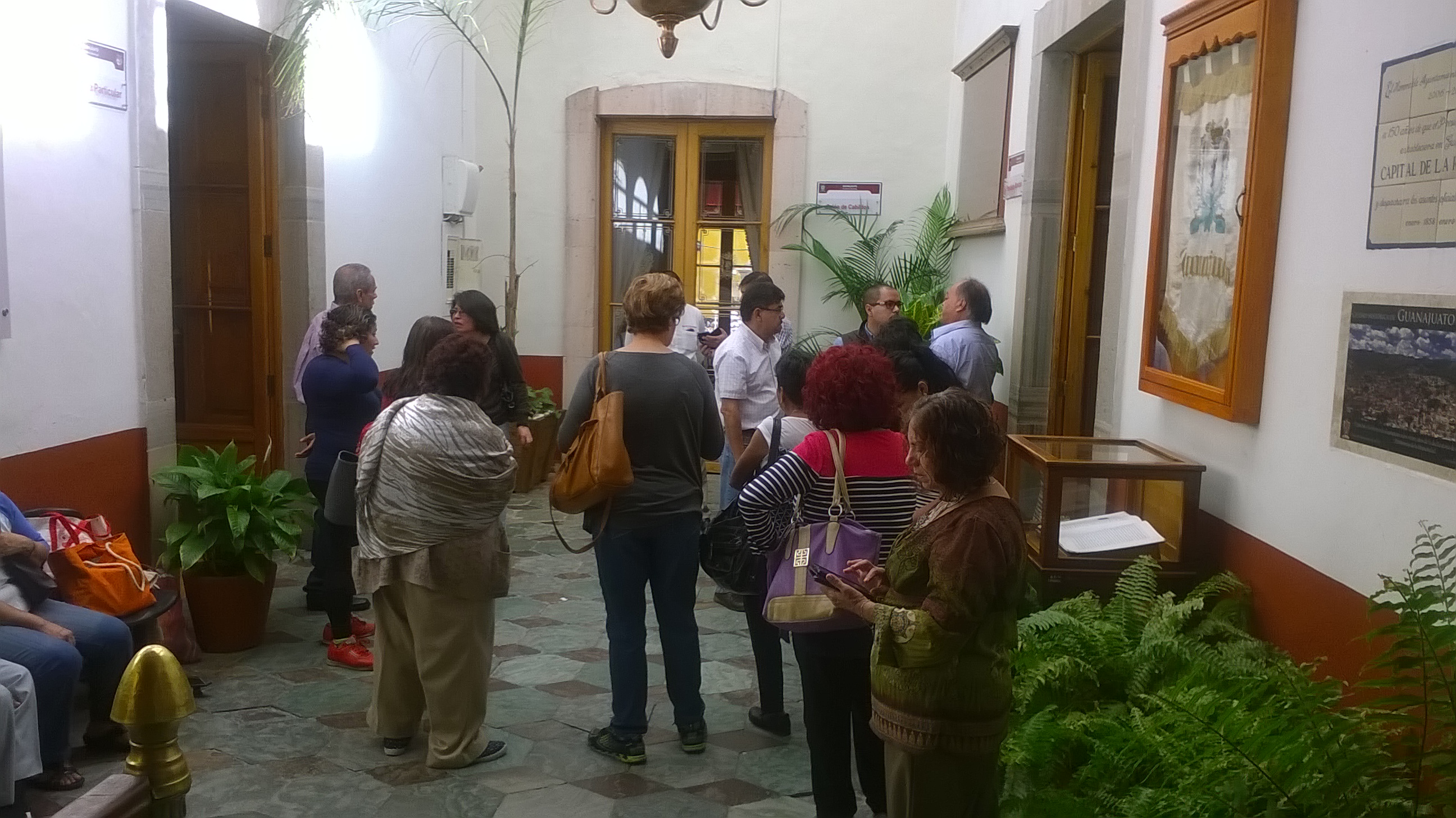 Comerciantes del Mercado Hidalgo afectados por los «Hippies» del FIC