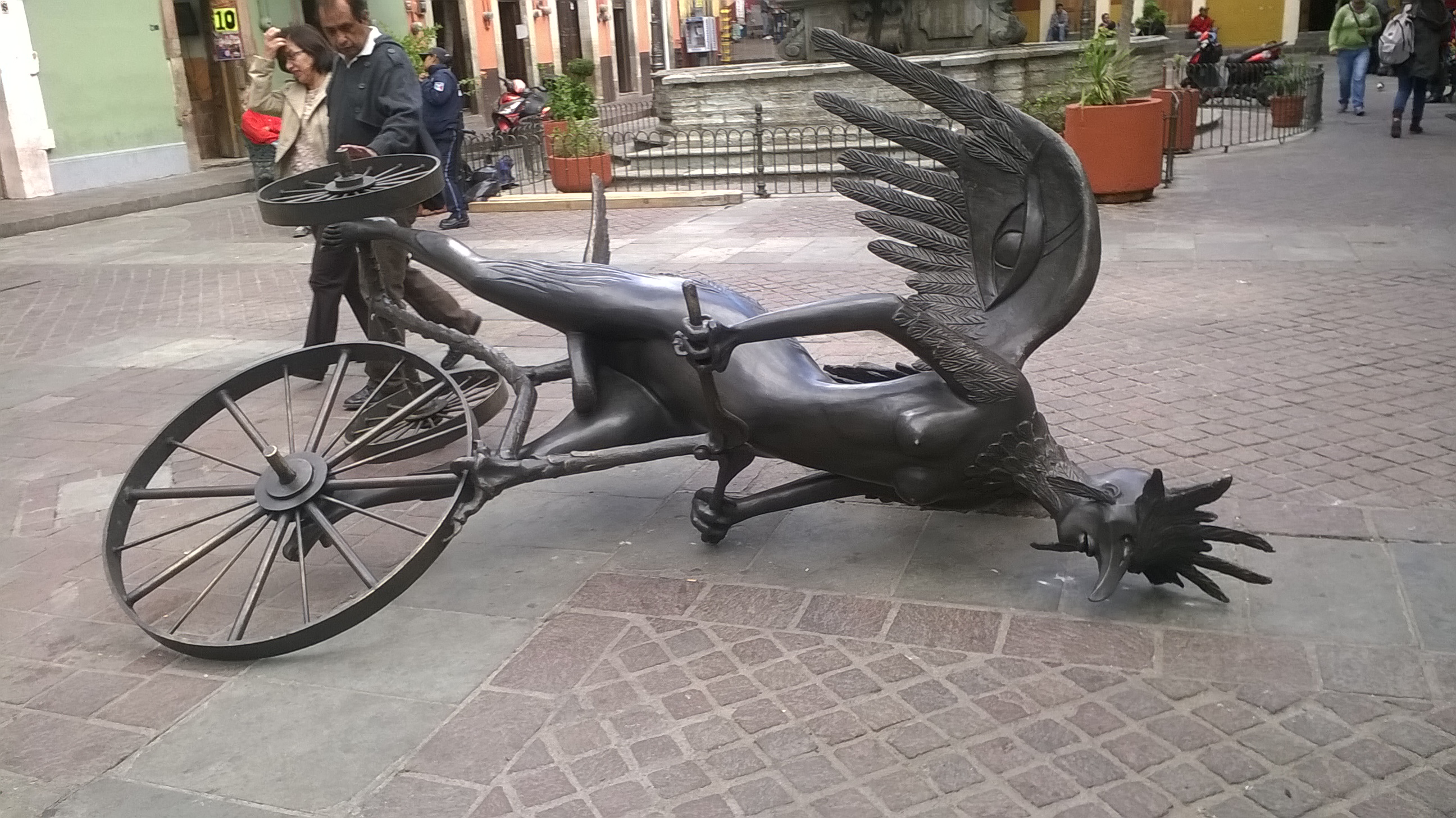 Vandalizan esculturas del centro histórico