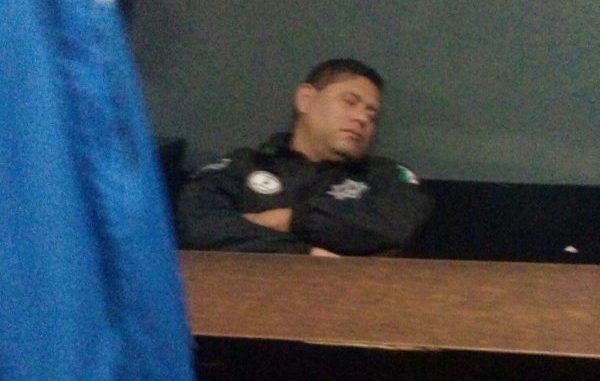 Policía se duerme en horas de trabajo