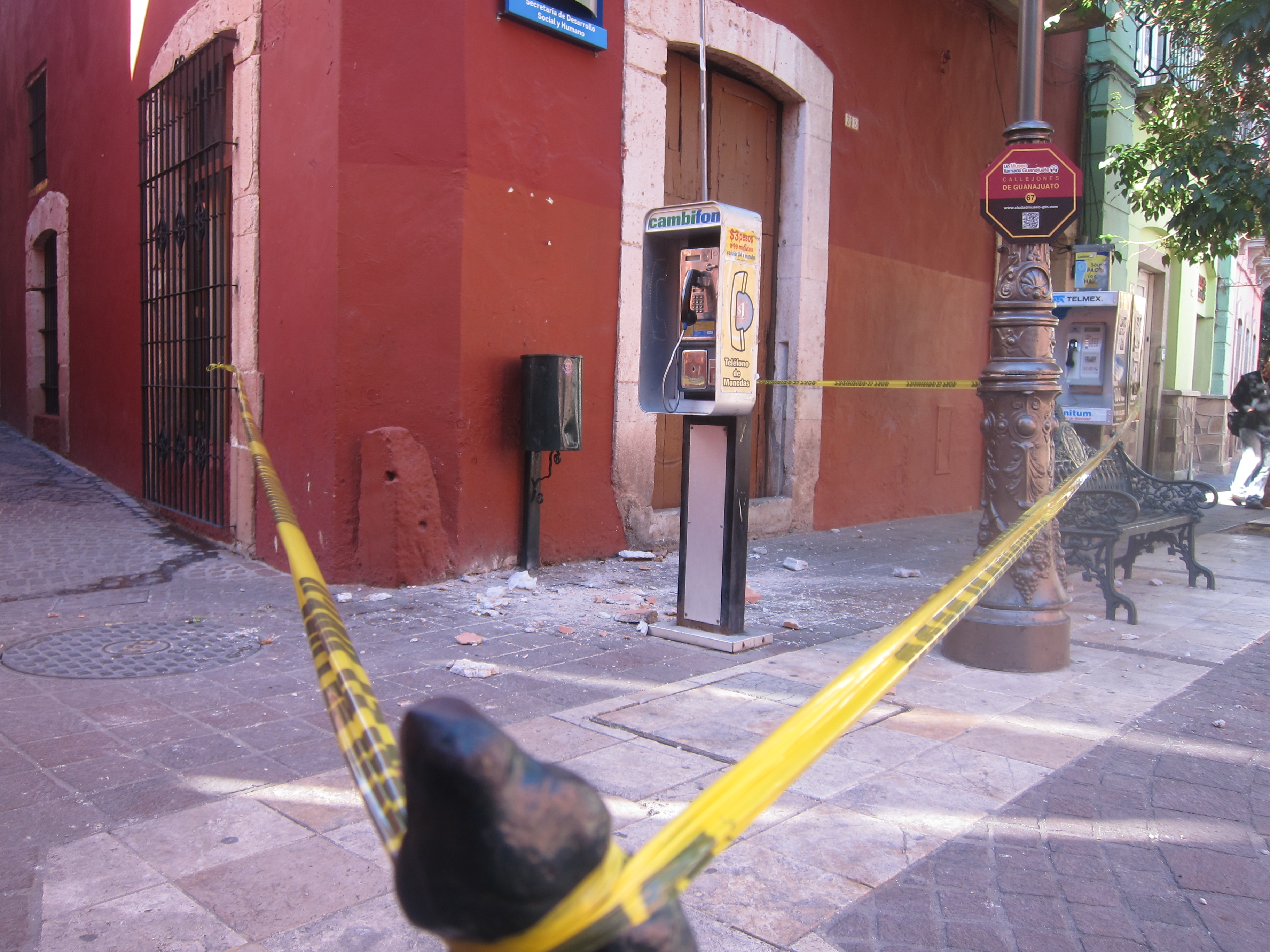 Se desprende cornisa en calle Alonso