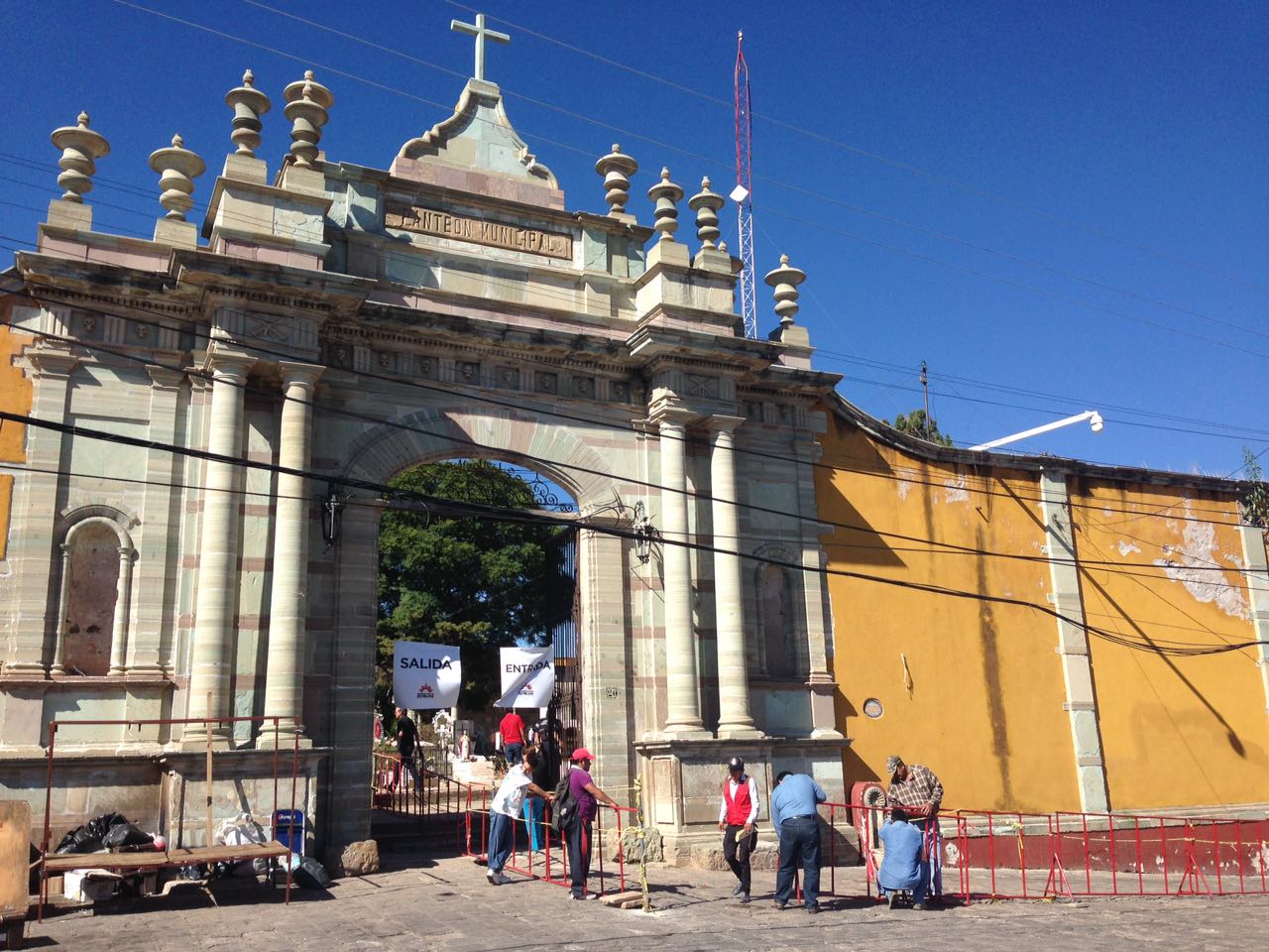 Panteones de la capital recibirán a más de 100 mil personas
