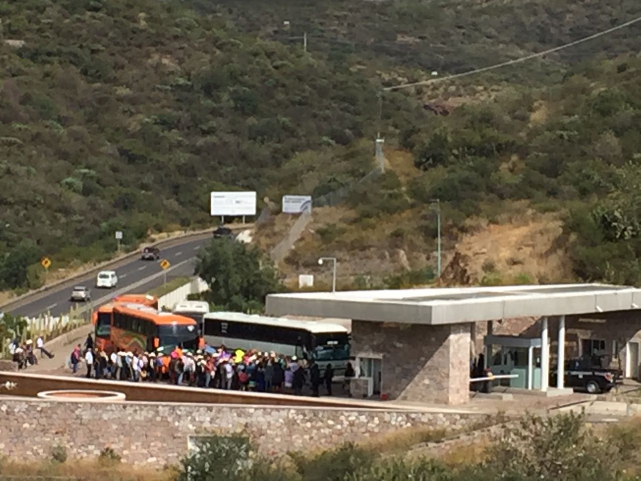 Primera manifestación de la Casa Legislativa no llega al edificio