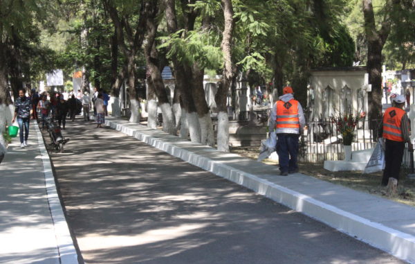Visitan irapuatenses a sus muertos