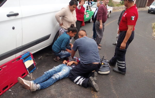 Joven derrapa, choca y queda bajo camioneta