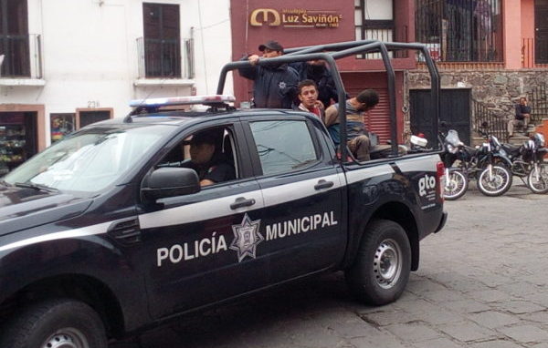 Cesan a 6 policías por robo de combustible