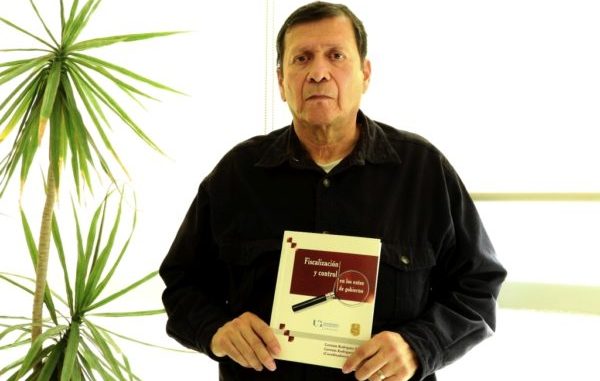 Profesor de la UG presenta obra sobre fiscalización y control en Gobierno