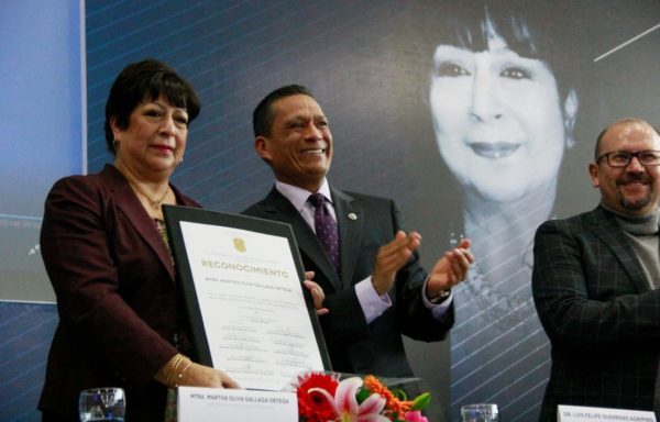 Homenaje a la Maestra Martha Gallaga por 34 años en la UG