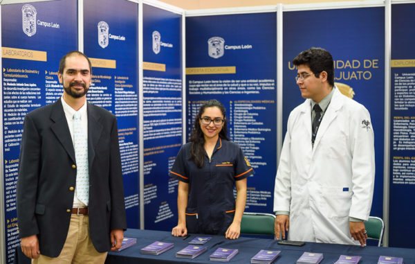 Estudiantes UG con oferta educativa en el Coloquio Integral en Salud 2016