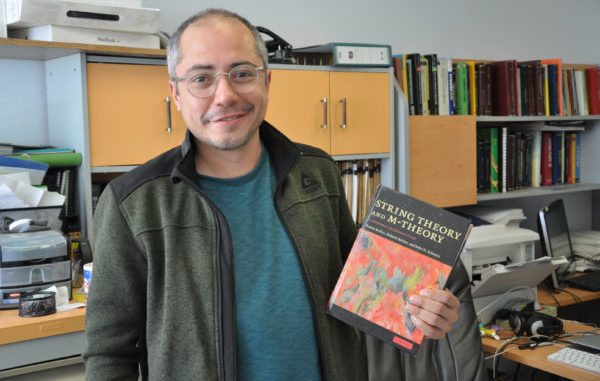 Asegura académico UG: el universo podría estar hecho de cuerdas