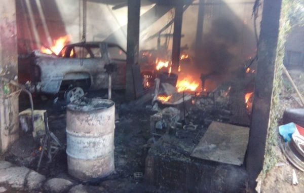 Se incendia taller mecánico