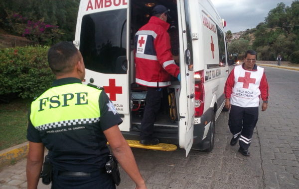Chica ebria cae a río