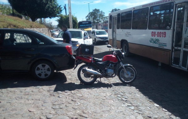 No alcanza a frenar y choca