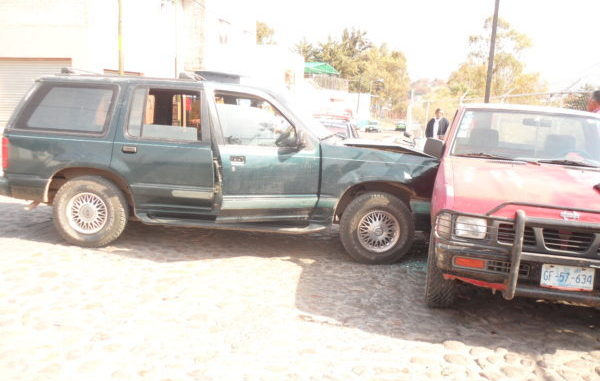 Se queda sin frenos, atropella a joven y choca