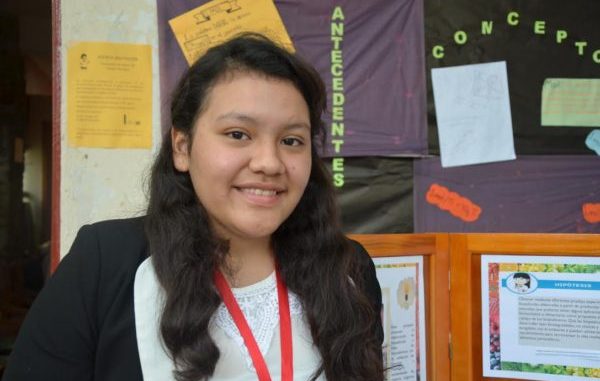 Crea estudiante del NMS biopelícula amigable en frutas