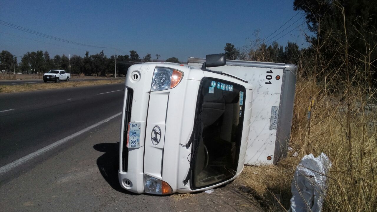 Vuelcan lecheros en Irapuato