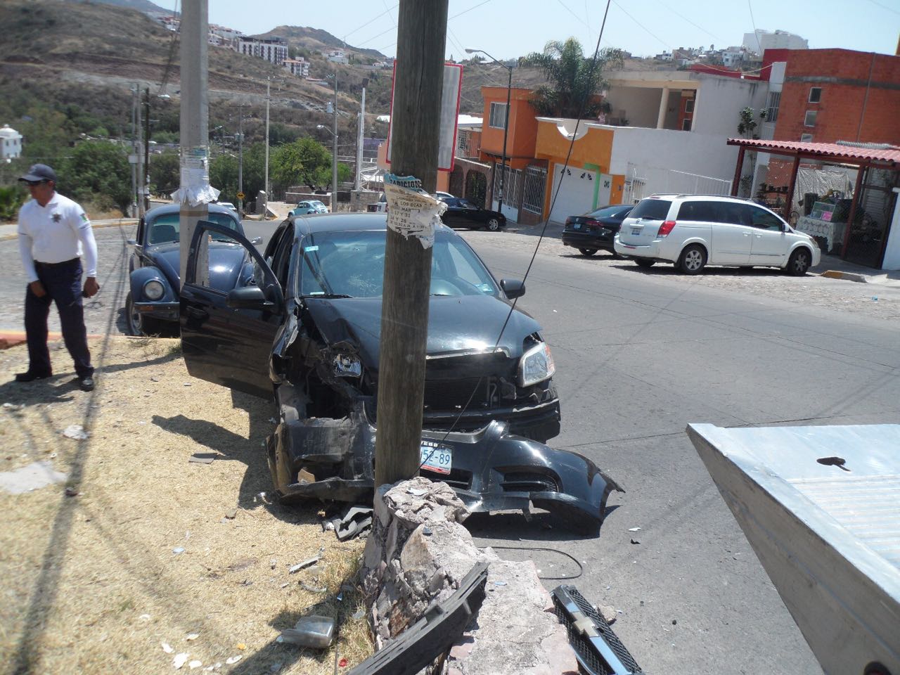 Conductora en estado de ebriedad choca contra poste