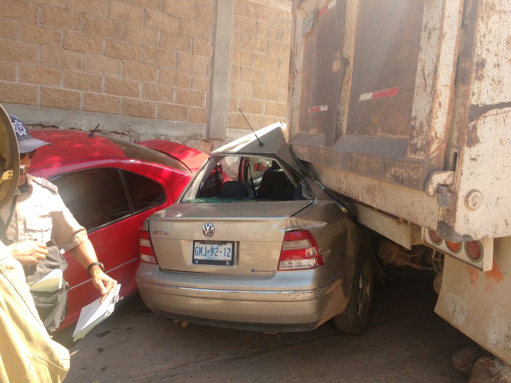 Se queda sin frenos tolva fuera de guardería del IMSS