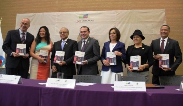 Reflexiona UG sobre inclusión de género en el libro «Democracia y Paridad de Género»