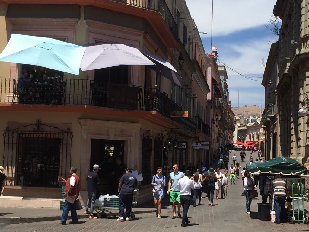 Restaurante pone sombrillas sin autorización