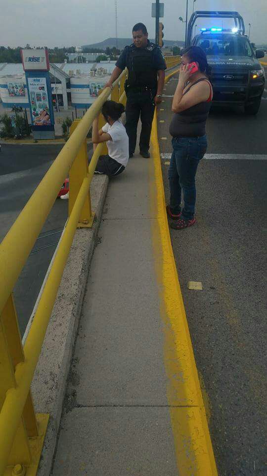 Tránsitos salvan a niña de arrojarse del puente; jugaba a la ballena azul