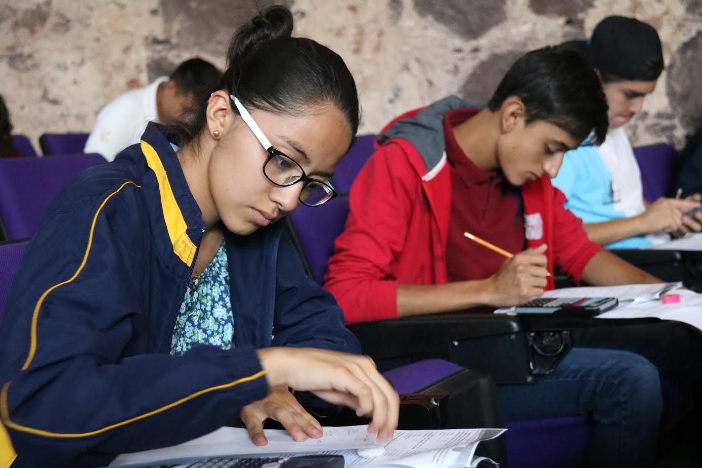 Convocan a estudiantes para hacer el Examen Único