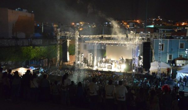Festeja UG a sus estudiantes con carrera de colores y conciertos de “Kinky” y “Motel”