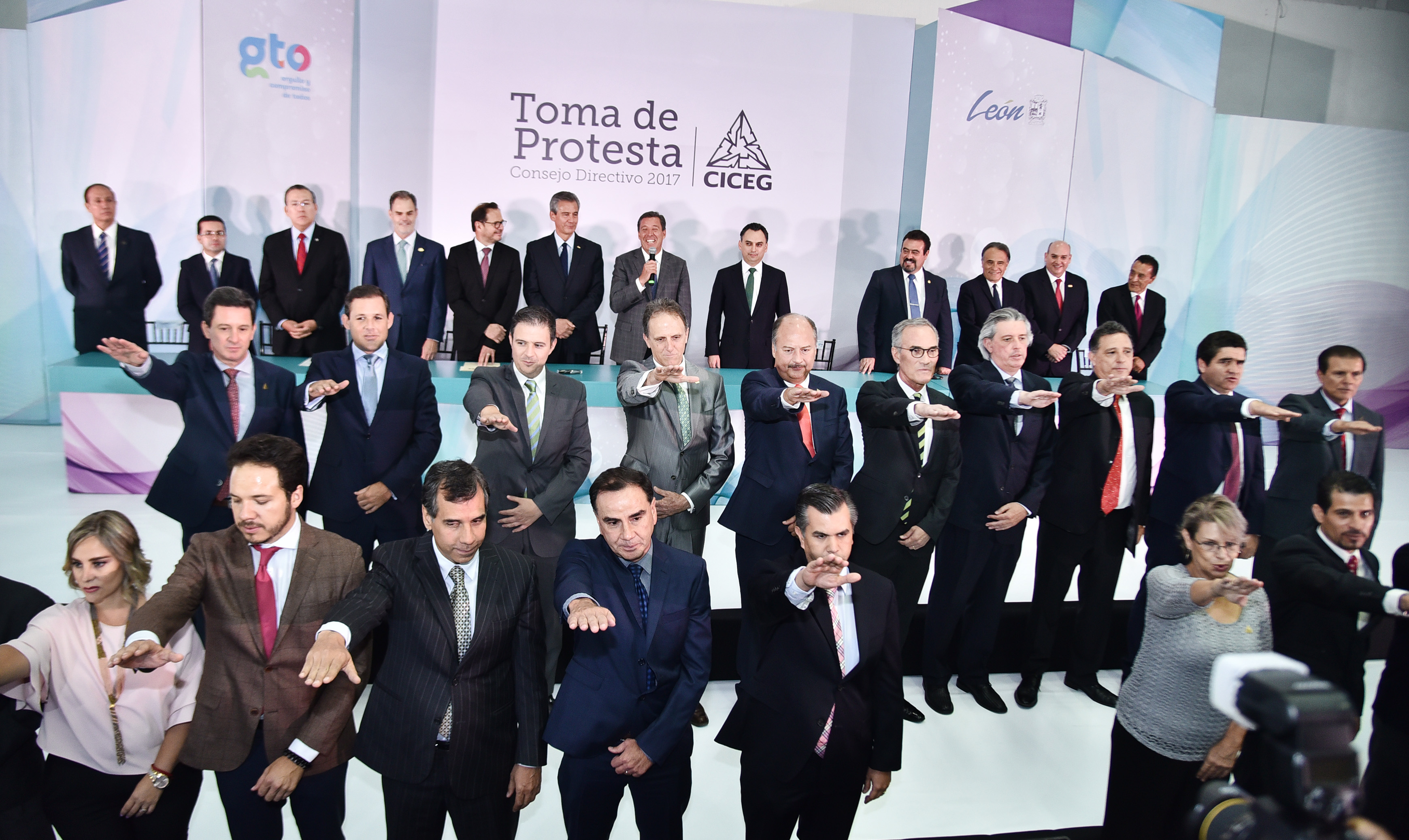 Gobernador toma protesta al nuevo Consejo Directivo de la CICEG