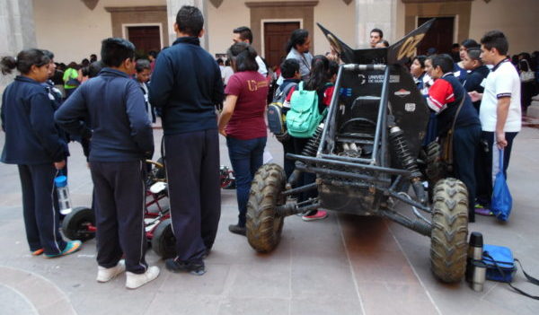 Estudiantes UG despiertan en los niños curiosidad por la ciencia