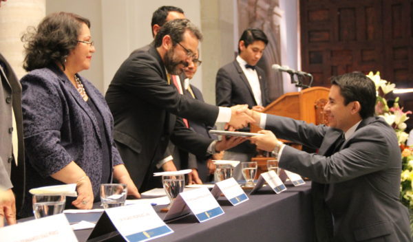 Entregan premios a la Excelencia Académica UG en la DDPG