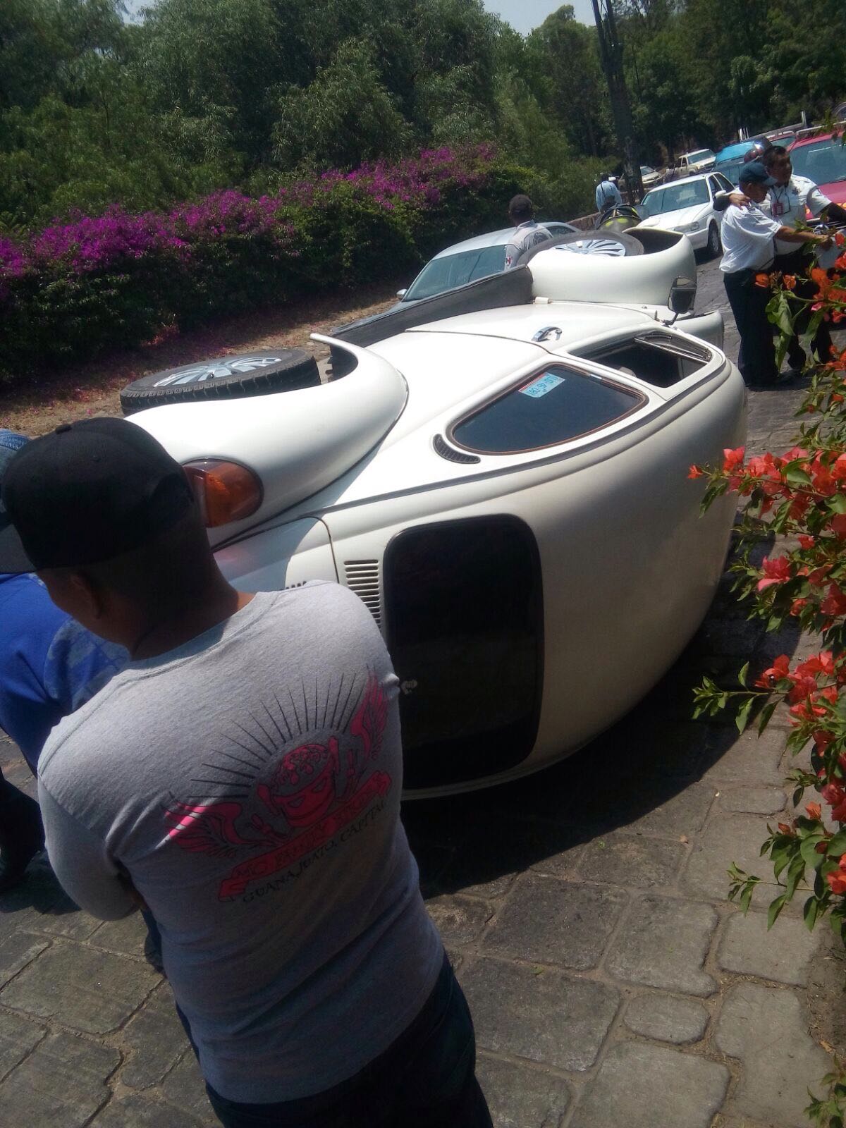 Se lesiona matrimonio tras volcar su auto