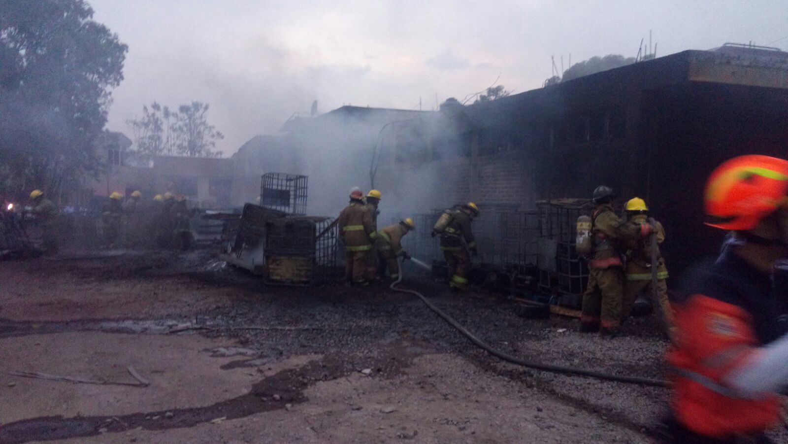 Se incendia bodega de huachicoleros