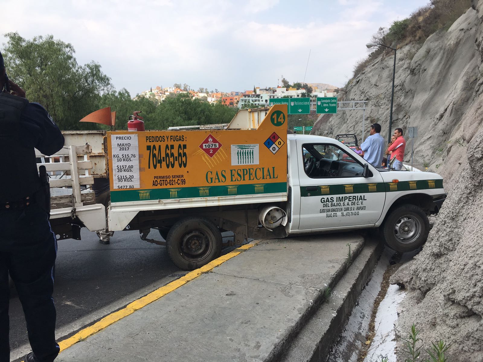 Se queda sin frenos y choca