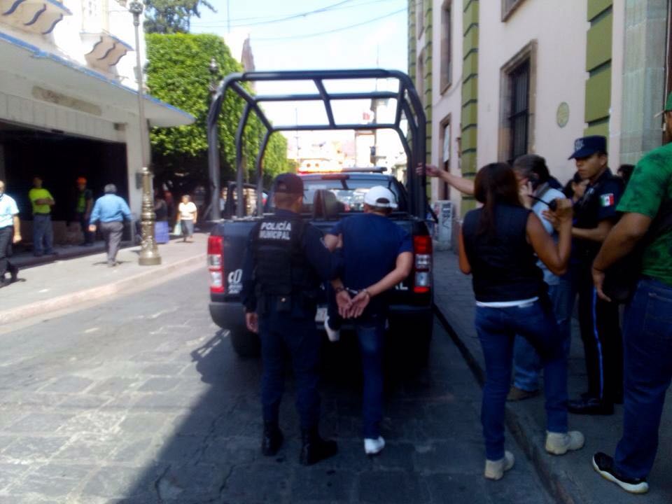 Clausuran librería y detienen a vendedor por obstruir la vía pública