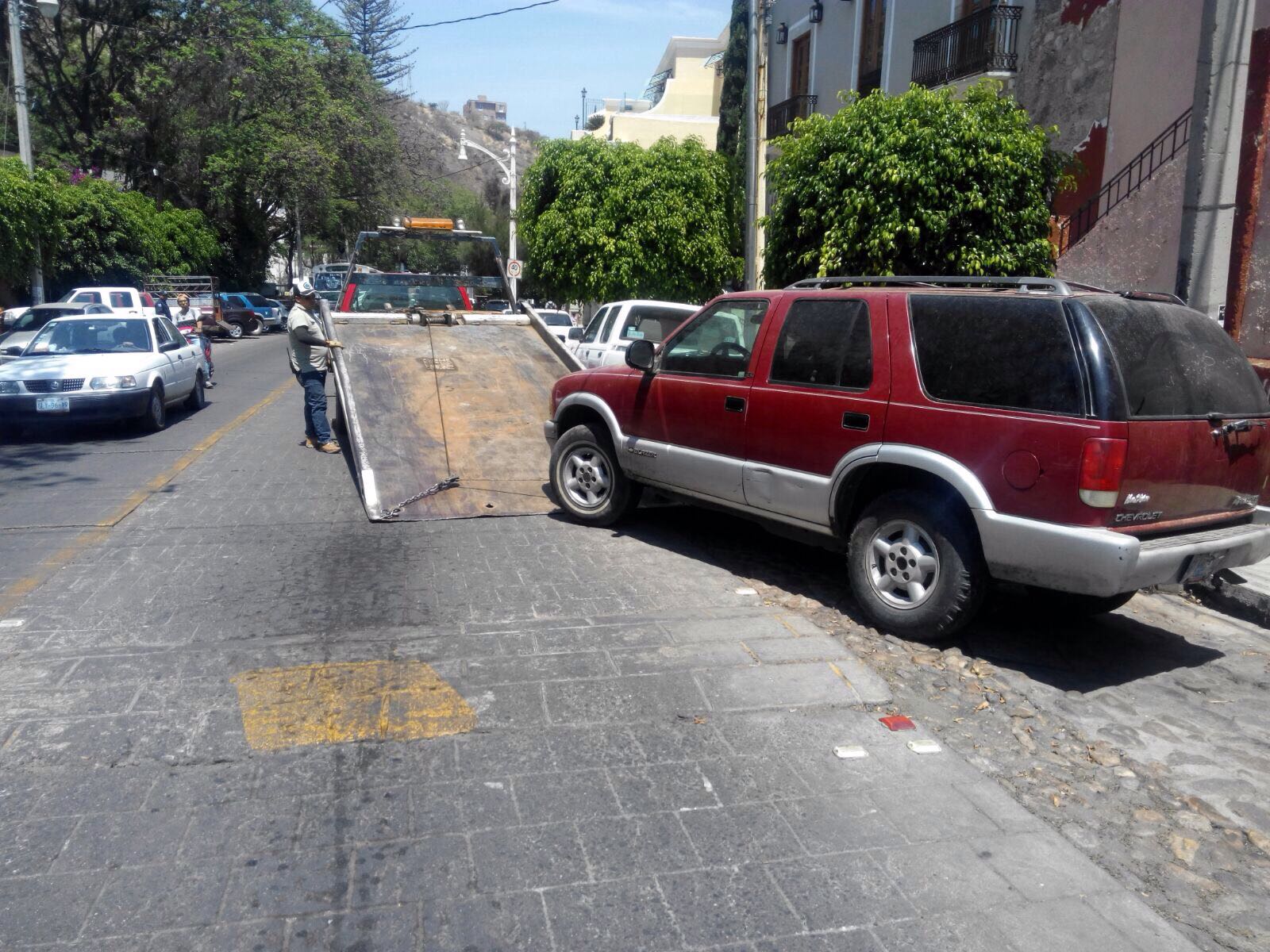 Encuentran camioneta robada