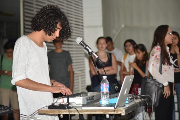 Presentan estudiantes de la UG Bee Hive Electronic 