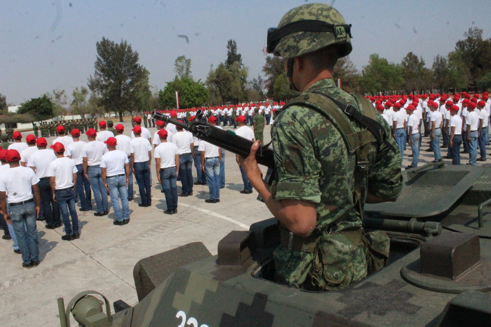 Toman protesta ante la bandera en la XII región militar