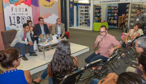 Presentan libro sobre la democracia latinoamericana en la FENAL de León