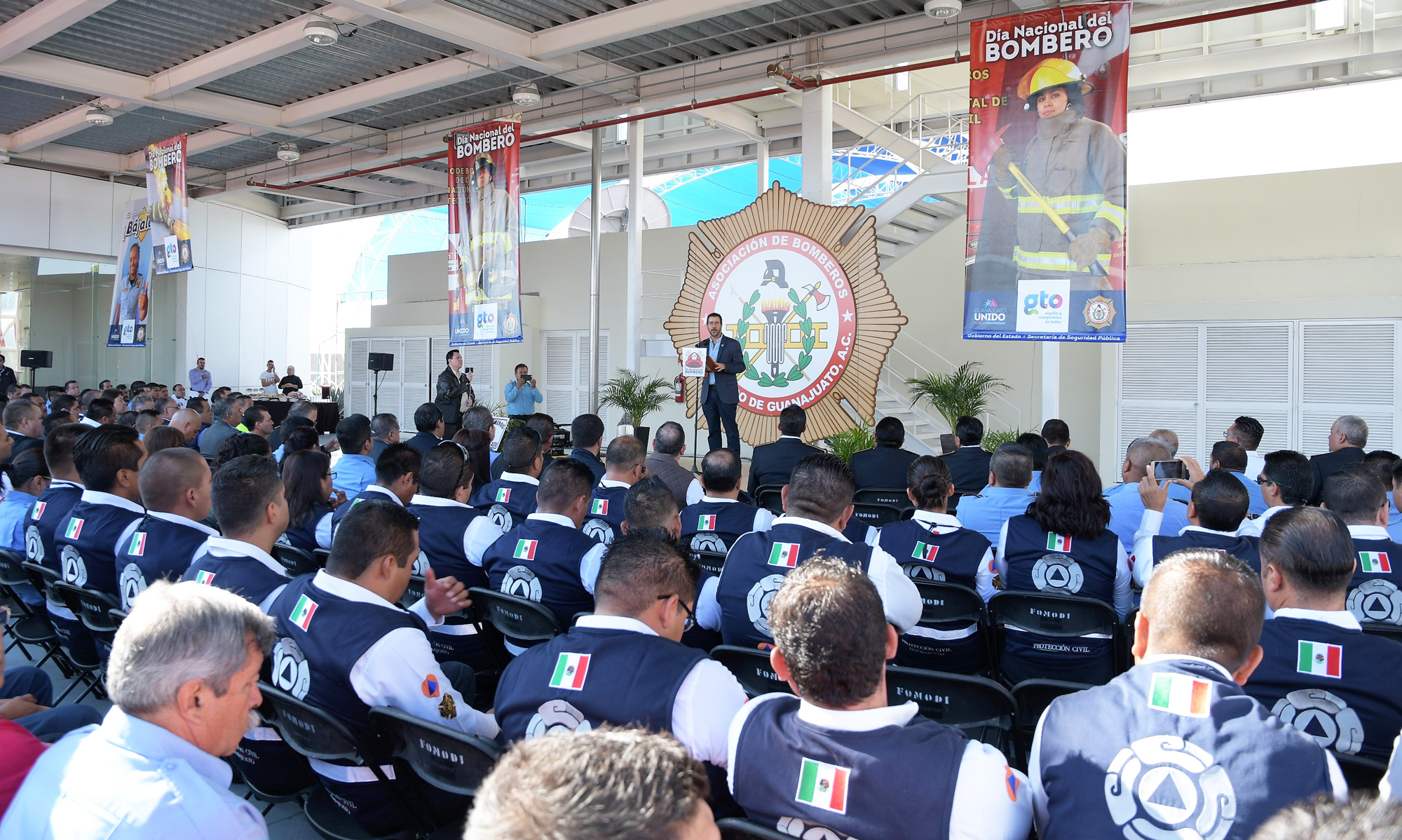Reconocen a los bomberos en su día; entregan más de 9mdp para la asociación estatal de bomberos