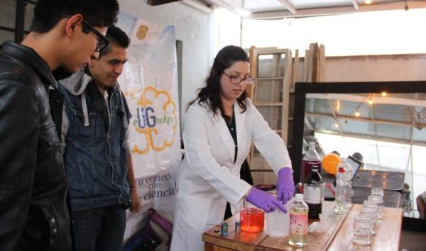 Experimentan el lado divertido de la química con la Dra. Diana García