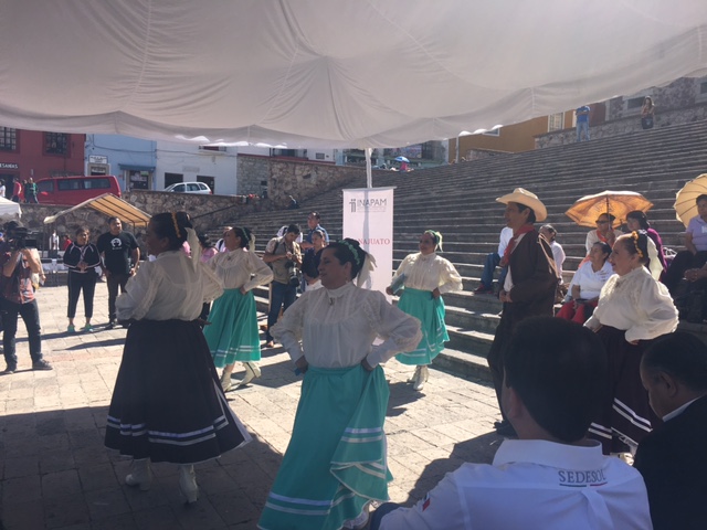 Celebran mes del adulto mayor con feria de servicios