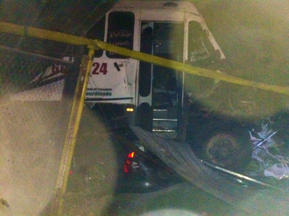 Autobús de pasajeros se queda sin frenos en Las Teresas