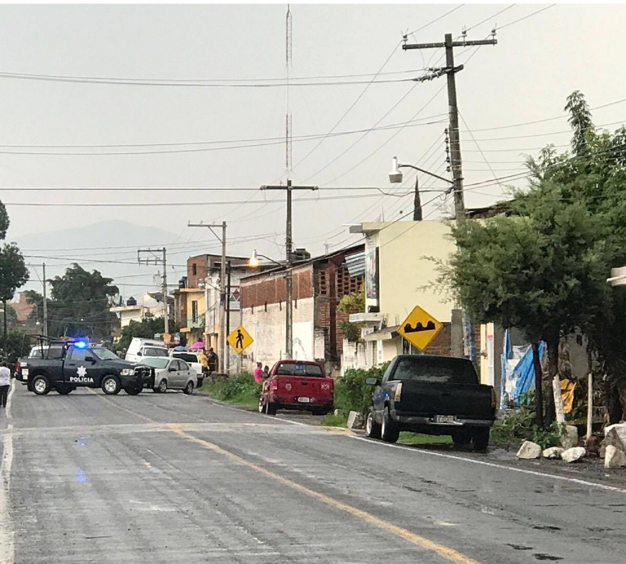 Atacan tienda y matan a dos