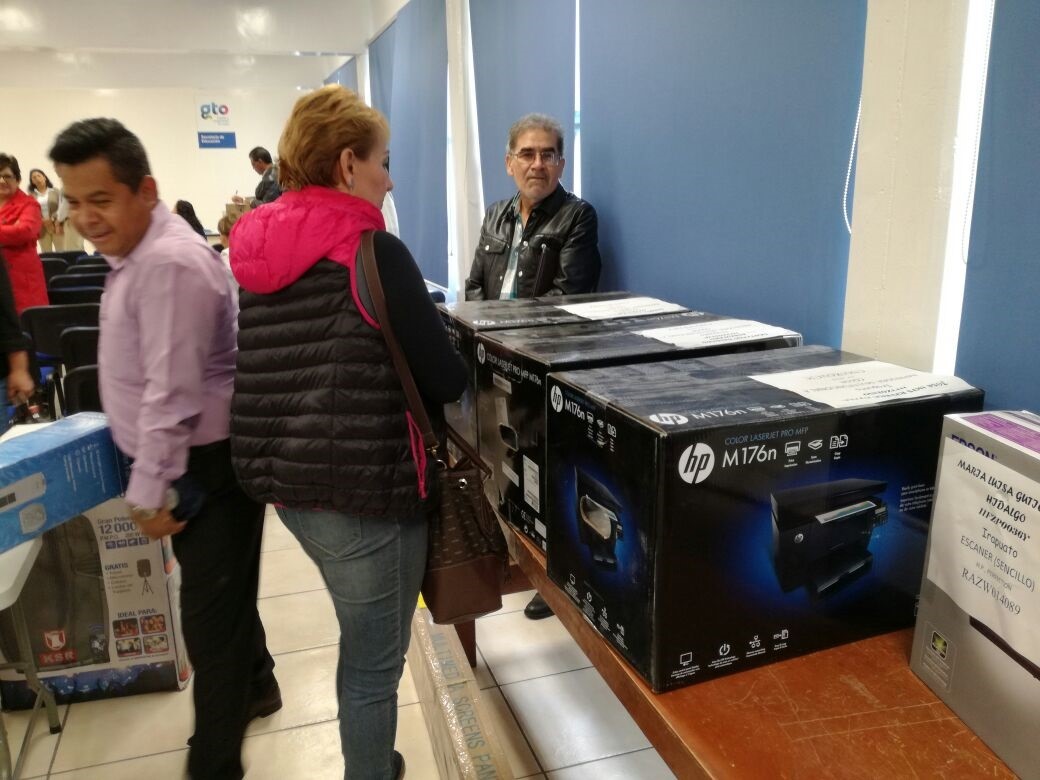 Entregan equipamiento a autoridades educativas