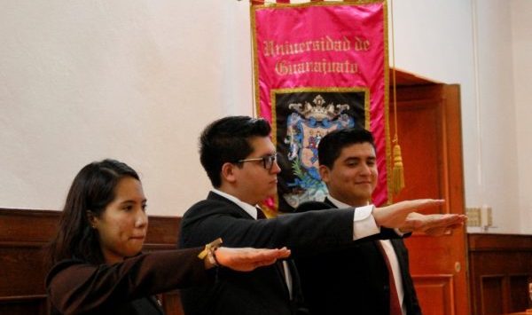 Rinden protesta integrantes del Equipo de Debate UG