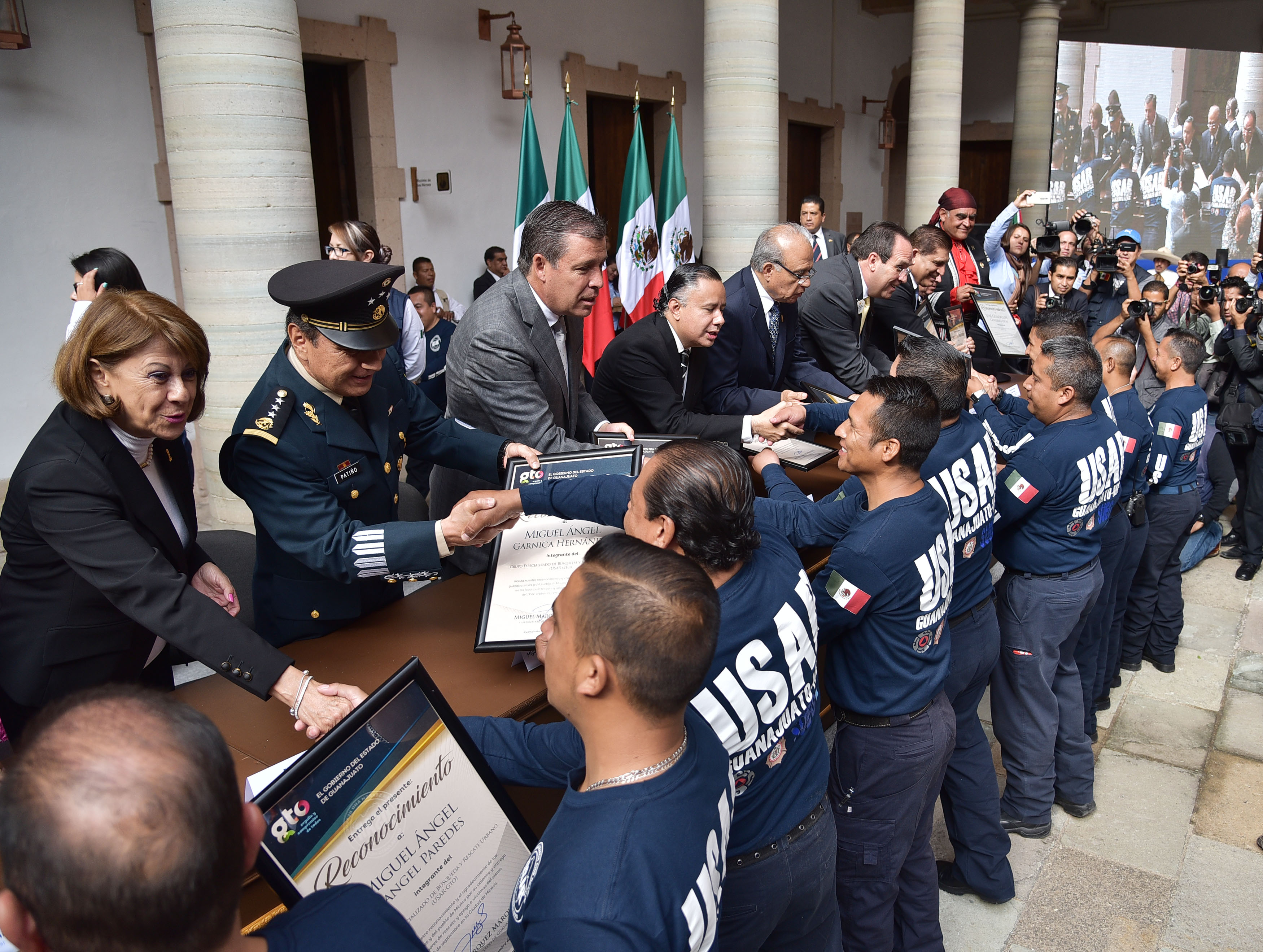 Reconocen a integrantes del grupo USAR en la renovación del fuego símbolico de la libertad